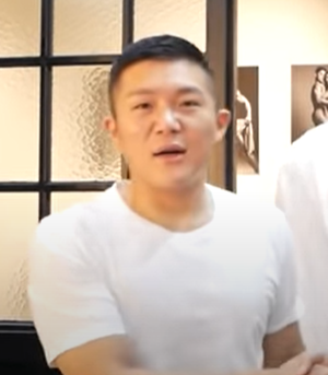 흰색 반소매 티셔츠를 입고 실내에 있는 조세호