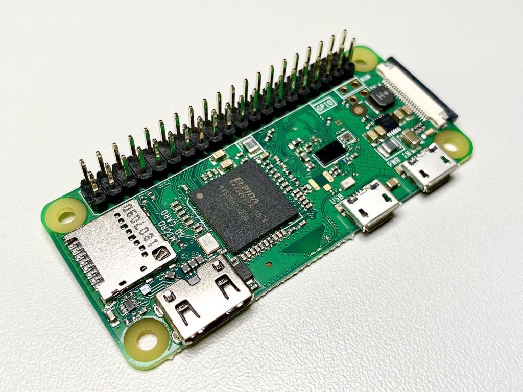 GPIO 핀 헤더와 microSD 슬롯, 미니 HDMI 및 마이크로 USB 단자가 보이는 라즈베리 파이 Zero WH 보드