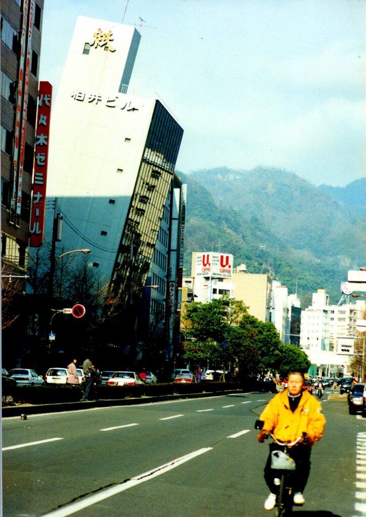 1995년 고베 대지진으로 도로 쪽으로 크게 기울어진 가시와이 빌딩과 주변 거리