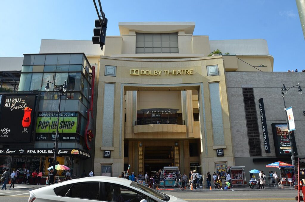 DOLBY THEATRE 간판이 있는 돌비 극장 정면과 입구 앞 보행자들