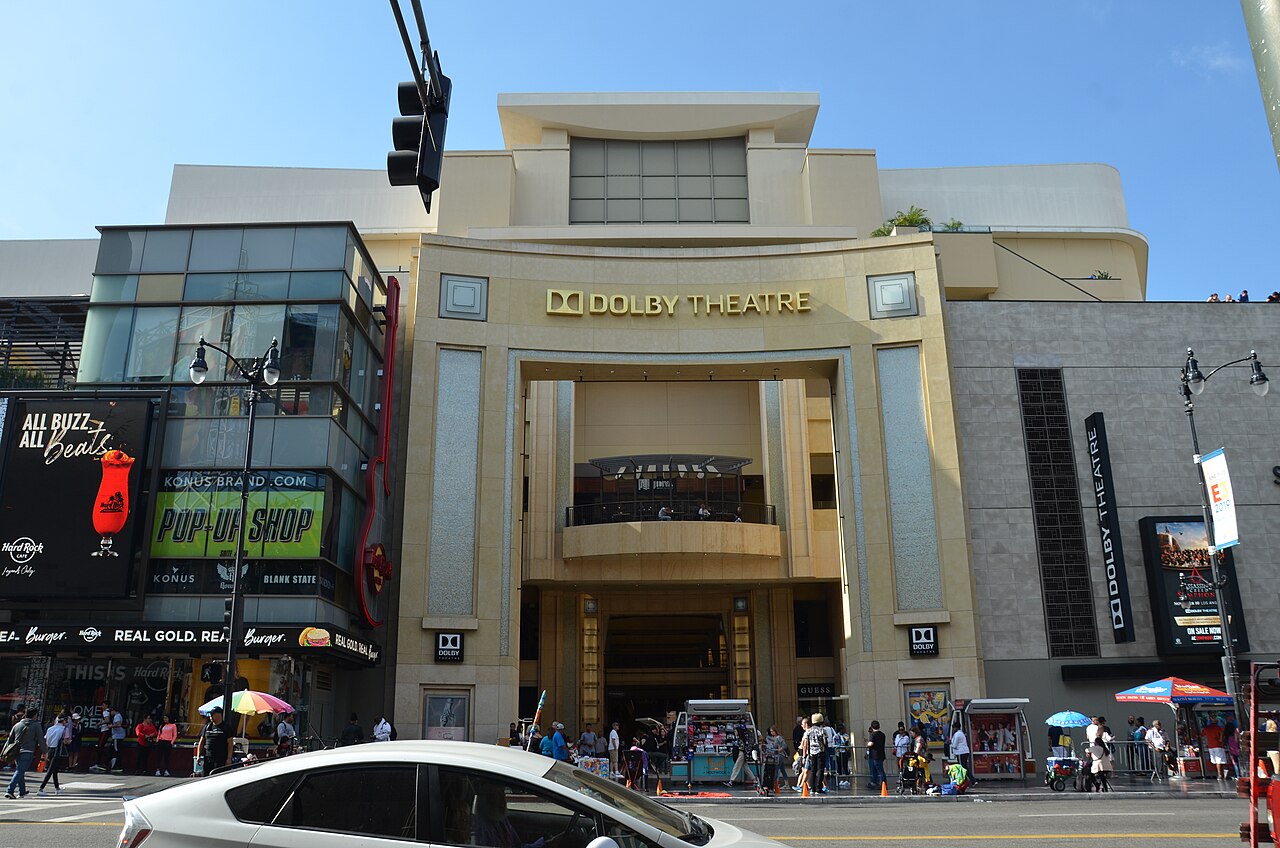 DOLBY THEATRE 간판이 있는 돌비 극장 정면과 입구 앞 보행자들