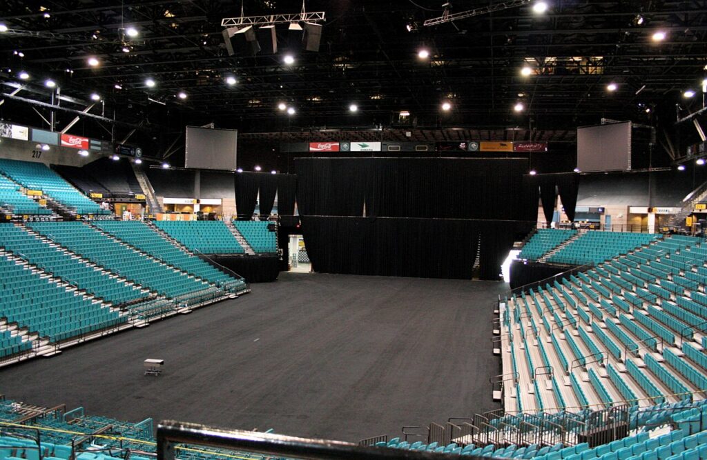청록색 계단식 객석이 넓은 중앙 공간을 둘러싼 MGM Grand Garden Arena 내부