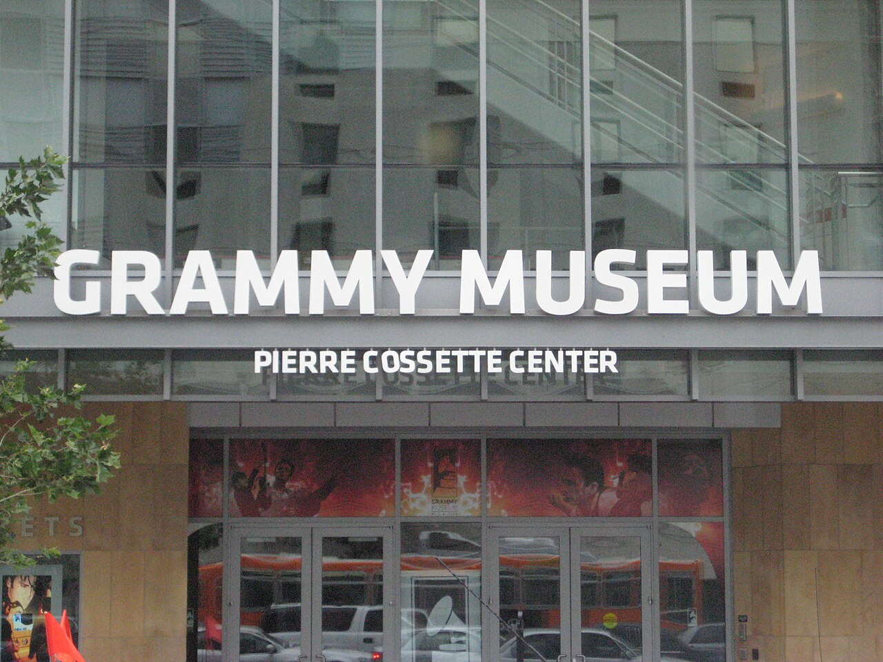 GRAMMY MUSEUM과 PIERRE COSSETTE CENTER 간판이 걸린 유리 외벽과 출입구